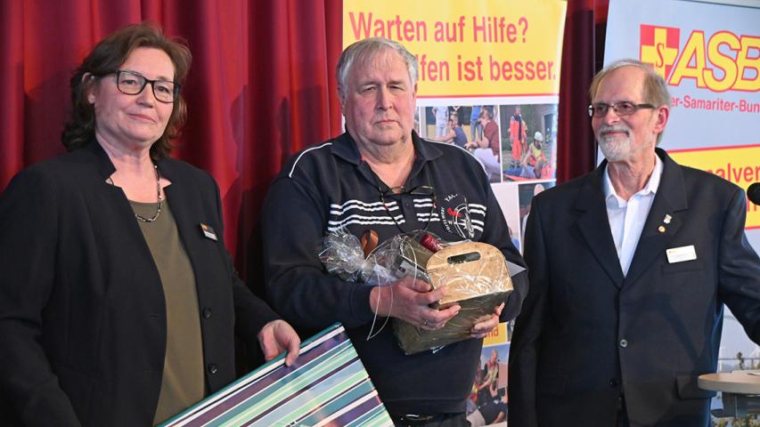 Frank Lietzow (Bildmitte) wurde von der Geschäftsführerin des ASB Ostholstein, Elke Sönnichsen (links) und dem Vorsitzenden Jörg Bochnik (rechts) für seine 50-jährige aktive Mitgliedschaft im Arbeiter-Samariter-Bund ausgezeichnet.