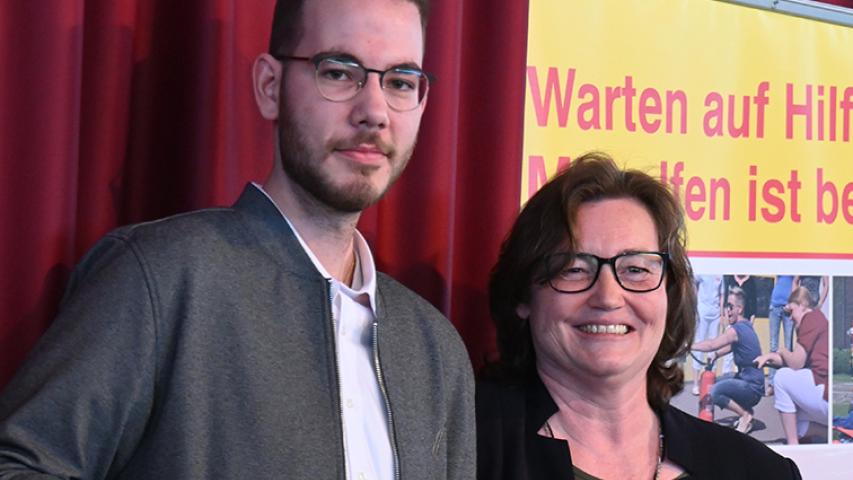 Ehrenamtler und Vorstandsmitglied Joshua Coenen erhielt ein Erinnerungsbild von Geschäftsführerin Elke Sönnichsen überreicht.