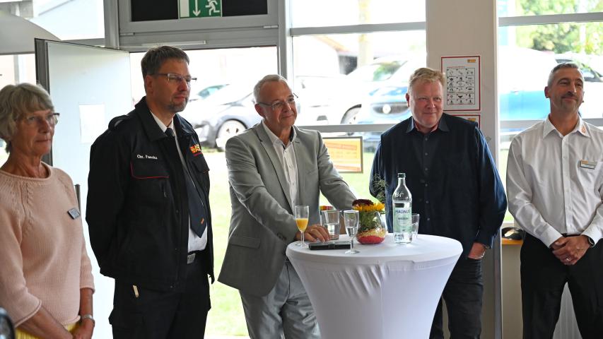 Zu den Gästen der Feierstunde in Heiligenhafen gehörten auch Landesvorsitzender Thomas Elvers und Landesgeschäftsführer Axel Schröter (3. und 2. v.re.).